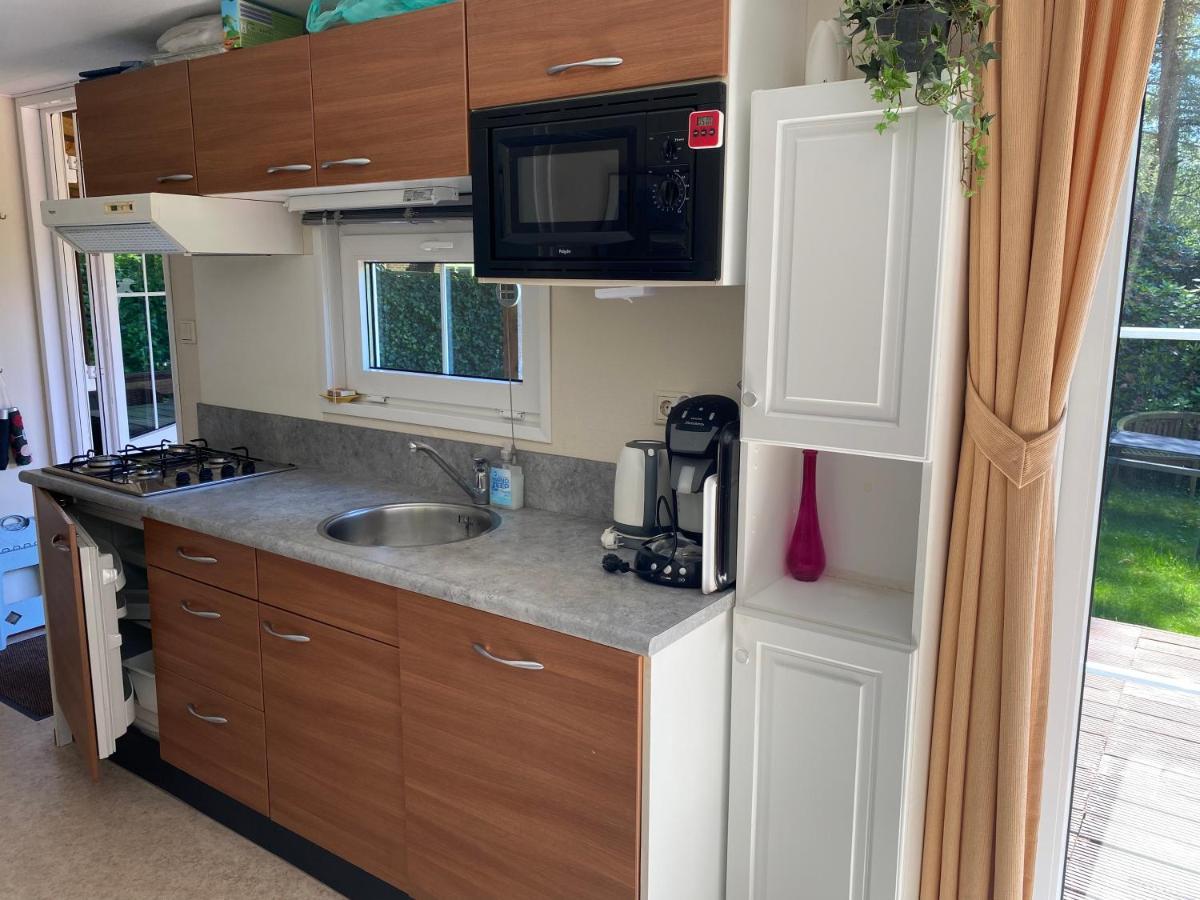 Ruim privacyvol chalet met overdekt terras Ermelo Buitenkant foto